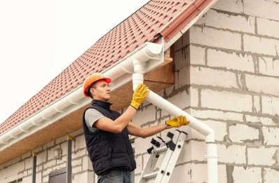 Pose et remplacement de gouttières à Aumur